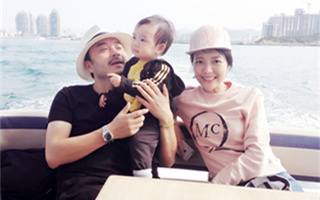 汪涵杨乐乐在三亚坐游艇出海过生日